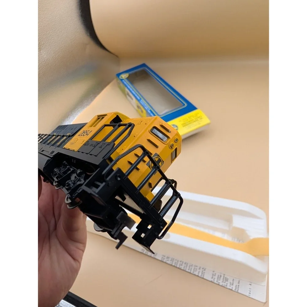 AHM HO Scale GP-18 Santa Fe Locomotive Diesel Blue Yellow Clean Tested Works